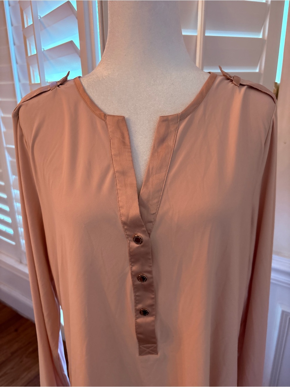White House Black Market Soft Blush V-Neck Button-Trim Blouse - Picture 3 of 12